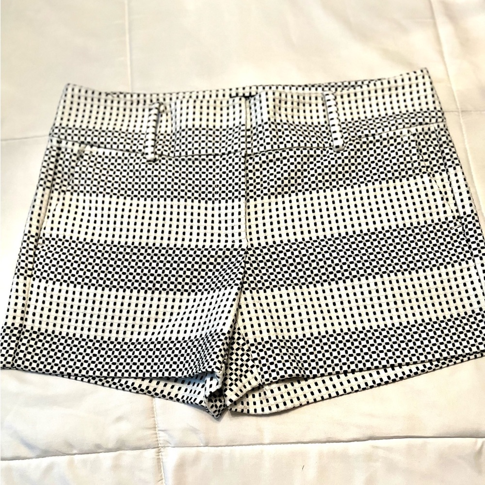 Ann Taylor Women’s Black and White Geometric Print Mid Rise Tailored Shorts-6P
